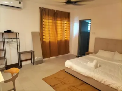 a bedroom with a bed and a chair and a window at \u5de5\u4e1a\u4f4f\u5bb6 in Lahat
