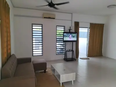 a living room with a couch and a tv at \u5de5\u4e1a\u4f4f\u5bb6 in Lahat