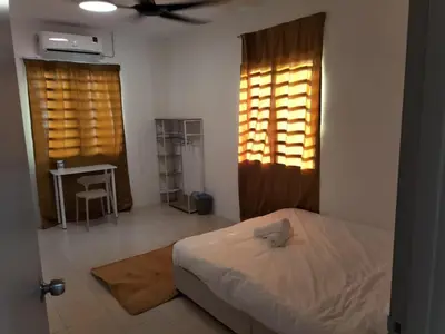 a bedroom with a bed and a table in it at \u5de5\u4e1a\u4f4f\u5bb6 in Lahat