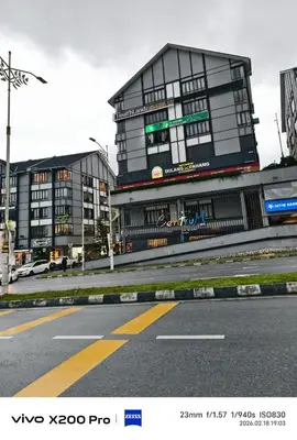 a building on the side of a city street at Adik Aisyah Hotel Studio Room Royal Silver centrum Brinchang in Brinchang
