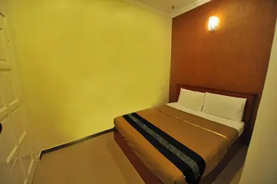 a small bedroom with a bed in a room at Gurney Inn in George Town