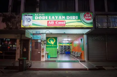 a store with a sign that reads doolin lawarma clinic at Park Avenue Hotel Sungai Petani in Sungai Petani