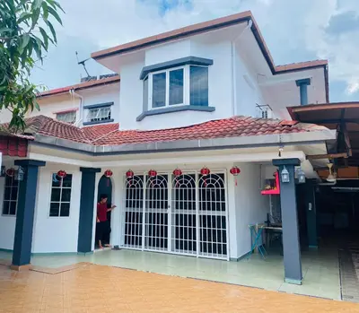 a woman standing in the front of a house at Shuang Yang Sekinchan Homestay 7 in Sekincan