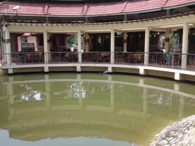 a large pool of water in front of a building at Alisa Homestay in Sungkai