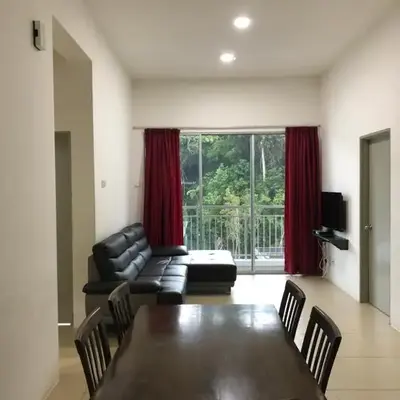 Golden Hill 3 Room Apt @ Night Market