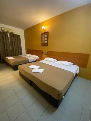 two beds in a hotel room with two beds sidx sidx sidx at Pangkor Bay View Beach Resort in Pangkor