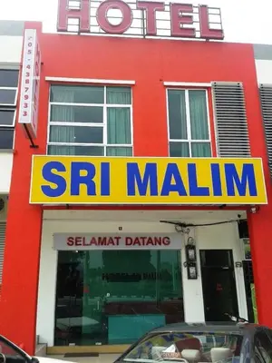 a red building with a sri mall sign on it at Hotel Sri Malim Sungkai in Sungkai