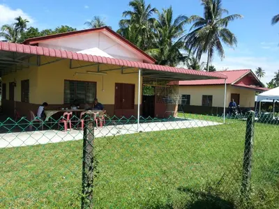 a house with a fence in front of it at Homestay Zulaika Kota Aur in Kepala Batas