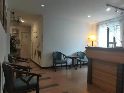 a room with chairs and a bar with a table at Hong Kong Hotel in Brinchang
