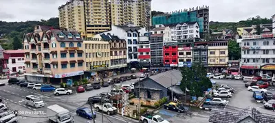 a city with cars parked on a street with buildings at Hong Kong Hotel in Brinchang