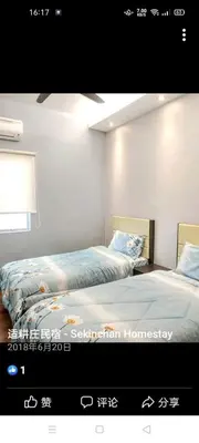 a room with two beds in a room at Sekinchan HighLevel SeaView Homestay \u9ad8\u697c \u770b\u6d77 \u9633\u53f0\u6c11\u5bbf in Sekincan