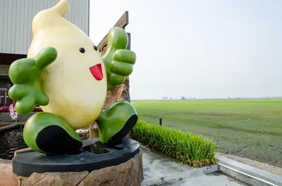 a statue of a duck sitting on a stump at One Residence Sekinchan \u9002\u8015\u5e84\u65e0\u654c\u6d77\u666f in Sekincan