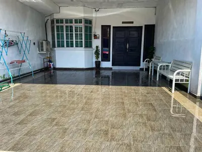 a room with a floor with a table and chairs at Homestay Samsul Sungkai in Sungkai