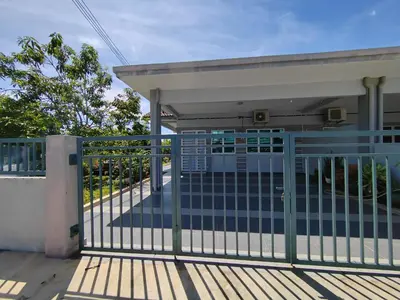 a gate on the front of a house at Teratak Delisha -musslim in Kampong Jemampar
