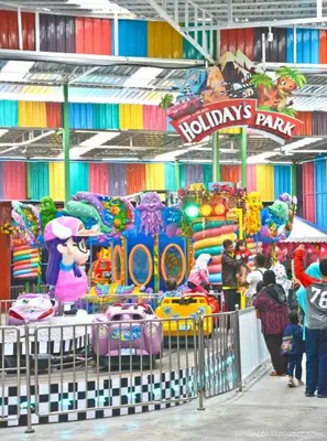 a carnival exhibit with people standing in front of a carnival ride at Cameron Nova Highlands Resort I in Cameron Highlands