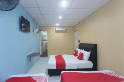 a hospital room with a bed and a tv at Hotel O Rafik Ali Motel in Kepala Batas