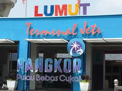 a blue building with a sign on the front of it at Dindings Pantai Desair Apartment By DPD in Lumut
