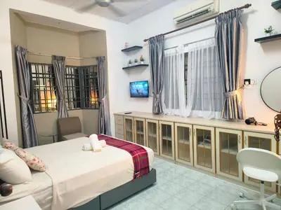 a bedroom with a bed and a desk and a mirror at Taiping Vacation Home in Taiping