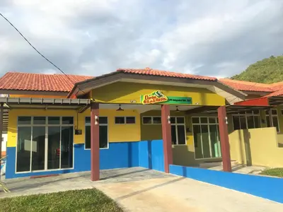 a building with a fast food restaurant at DURIAN HILL VILLA in Gua Musang