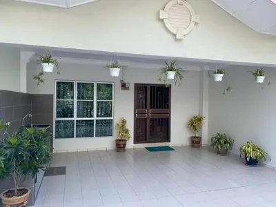 a lobby with potted plants and a door in a building at HILLVIEW HOMESTAY in Tanah Rata