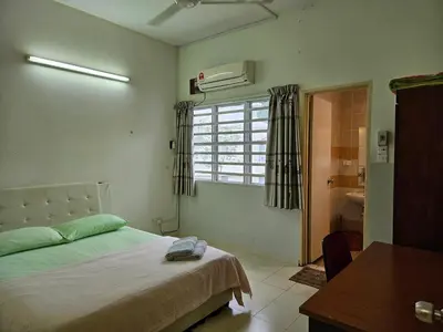 a bedroom with a bed and a sink and a window at Jeffrey Homestay Ipoh R at Lost World of Tambun in Tambun