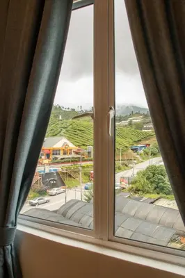 an open window with a view of a street at Cameron Highlands Modern7-Tea Plantation View-Premium Hotel Bed in Kampung Kuala Terla