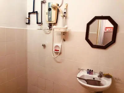 a bathroom with a sink and a mirror at Sinar Ara homestay in Lunas