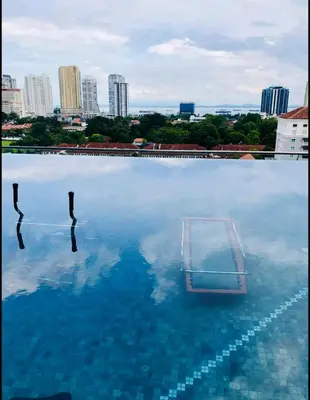 a pool of water with a sign in the middle at Tropicana 218 Georgetown #31 \u7121\u6575\u6d77\u666f \u4e00\u623f\u4e00\u5ef3\u5f0fMax.6pax in George Town