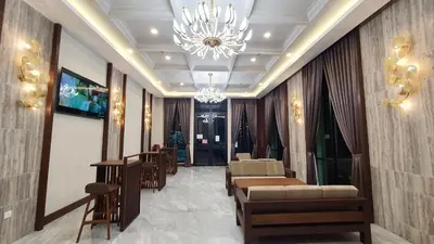 a waiting room with couches and a chandelier at VISTA HOTEL in Kampar