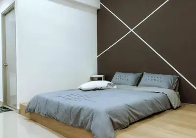 a bedroom with a large bed with a wall at \u805a\u4e50\u5c4b\u6c11\u5bbfJyuraku homestay The venus sitiawan in Sitiawan