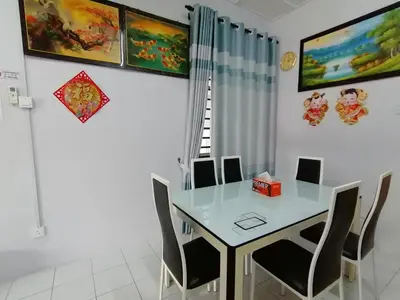 a dining room with a table and chairs at YITOM Homestay\u6613\u901a\u6c11\u5bbf in Sungai Besar