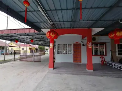 a building with red columns and red lanterns on it at Mui Gim Homestay \u5927\u6e2f \u7f8e\u666f\u6c11\u5bbf in Sungai Besar