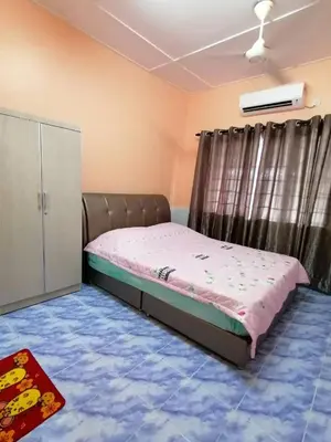 a small bedroom with a bed and a cabinet at Mui Gim Homestay \u5927\u6e2f \u7f8e\u666f\u6c11\u5bbf in Sungai Besar
