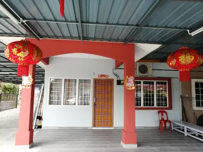 a building with red columns and a red door at Mui Gim Homestay \u5927\u6e2f \u7f8e\u666f\u6c11\u5bbf in Sungai Besar