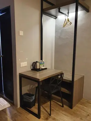 a table and a mirror in a room at See Foo Hotel in Bidur