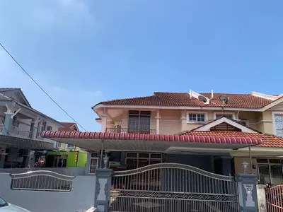 a building with a balcony in front of it at Awani Homestay Seberang Jaya in Permatang Janggus