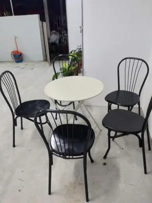 a table and two chairs and a white table and chairs at Cameron Magpie House in Ringlet