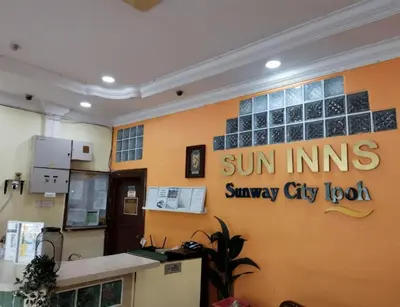 a sun immsagency city hospital sign on a wall at Sun Inns Tambun in Kampong Batu Lapan