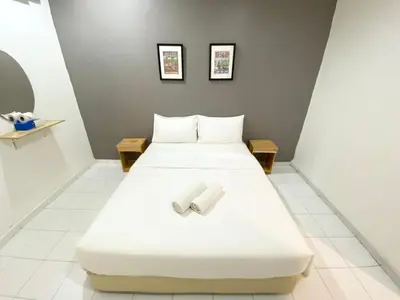 a bed in a room with two white beds at 1108 Hotel Sungkai in Sungkai