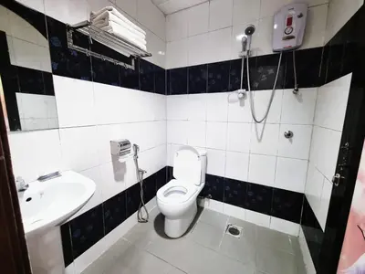 a bathroom with a toilet and a sink at Hotel Sun Birds in Cameron Highlands
