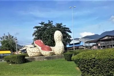 a statue of two ducks sitting on a lawn at Budget Homestay Impiana Adril in Ipoh