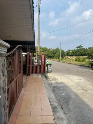 a sidewalk next to a building with a fence at Aqil Homestay Lunas Kulim for Mslim only in Lunas