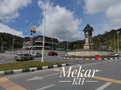 a clock tower in the middle of a street at Mekar KH Homestay (Muslim) @ Brinchang in Brinchang