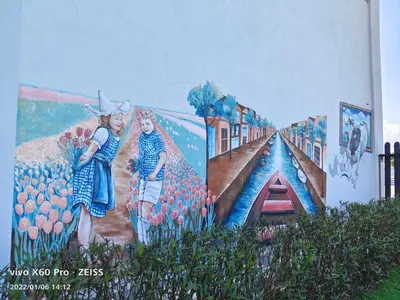a mural of two women on the side of a building at PavilionVillie Ipoh in Kampong Sengat