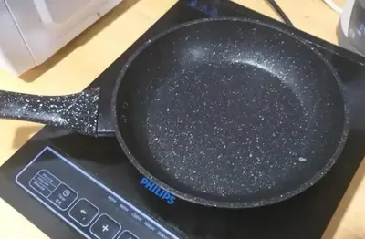 a black frying pan sitting on top of a scale at Cozy Studio house /Soho Unit Near Kampar Utar in Kampar