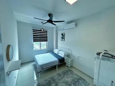 a bedroom with a bed and a ceiling fan at Adelea Homestay MERU in Ipoh
