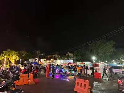 a crowd of people at a market at night at Beach Resort Home Stay SRI SAYANG APARTMENT BATU FERRINGHI 2BEDROOM in Batu Ferringhi