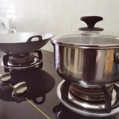 a pot sitting on top of a stove at Homestay Inap Bakawali Seri Iskandar in Seri Iskandar