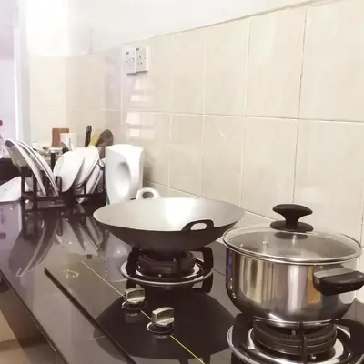 a pan on top of a stove in a kitchen at Homestay Inap Bakawali Seri Iskandar in Seri Iskandar