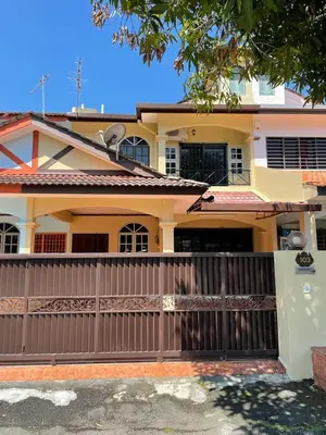 a house with a wooden fence in front of it at To' Teh Homestay in Ipoh